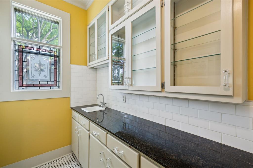 411 South 11th Street Garland, TX 75040 - Photo 16 of 39 Butlers Pantry