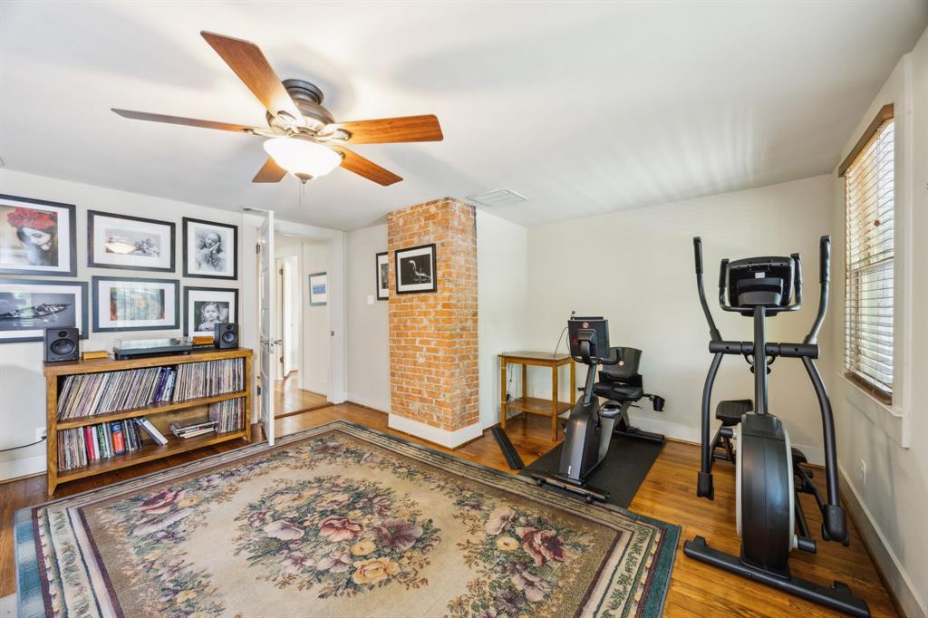 411 South 11th Street Garland, TX 75040 - Photo 33 of 39 Screened-in Porch