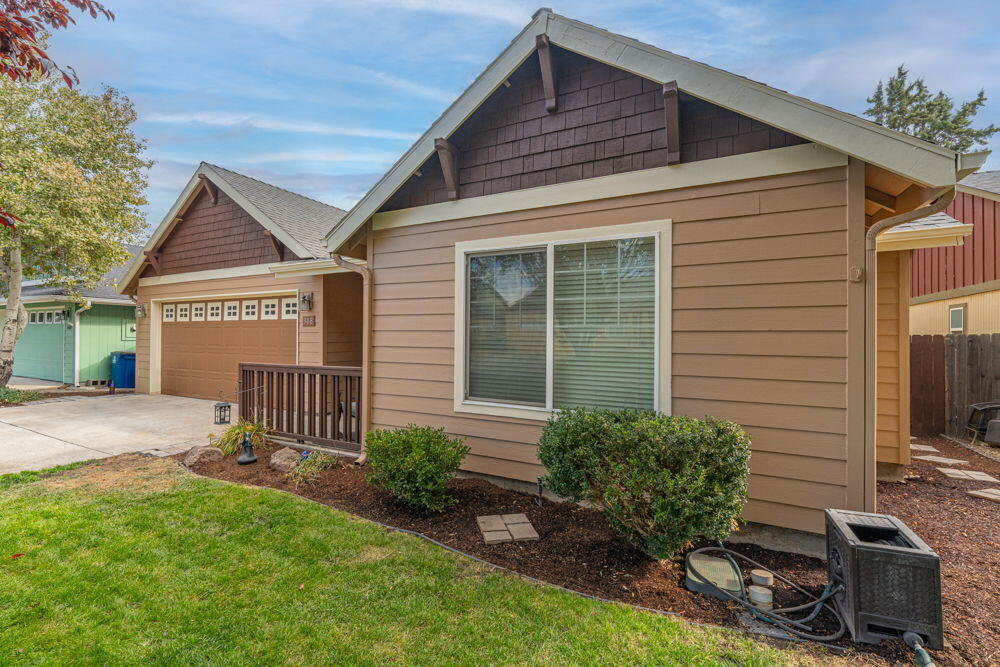 308 Northwest Antler Loop Redmond, OR 97756 - Photo 3 of 29 3-web-or-mls-Riley_Visuals-3
