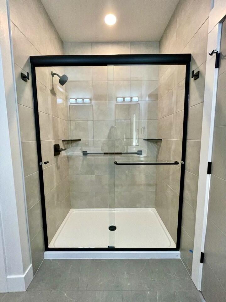 388 Randy Street Ashland, OR 97520 - Photo 19 of 30 Walk-in Shower