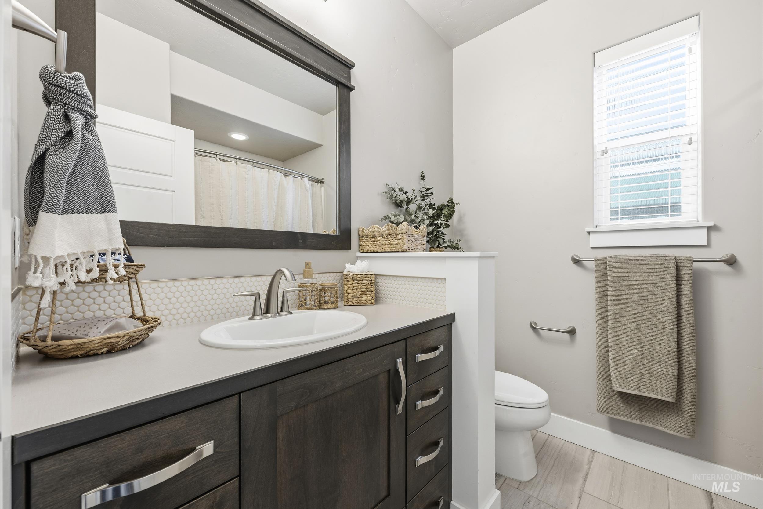 5699 North Fairborn Avenue Meridian, ID 83646 - Photo 14 of 30 Bathroom with vanity and curtained shower