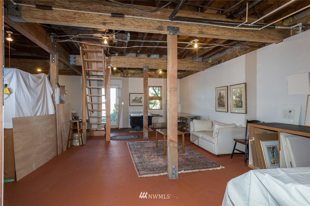 22739 Carey Road Southwest Vashon, WA 98070 - Photo 10 of 16 Gallery Image 10