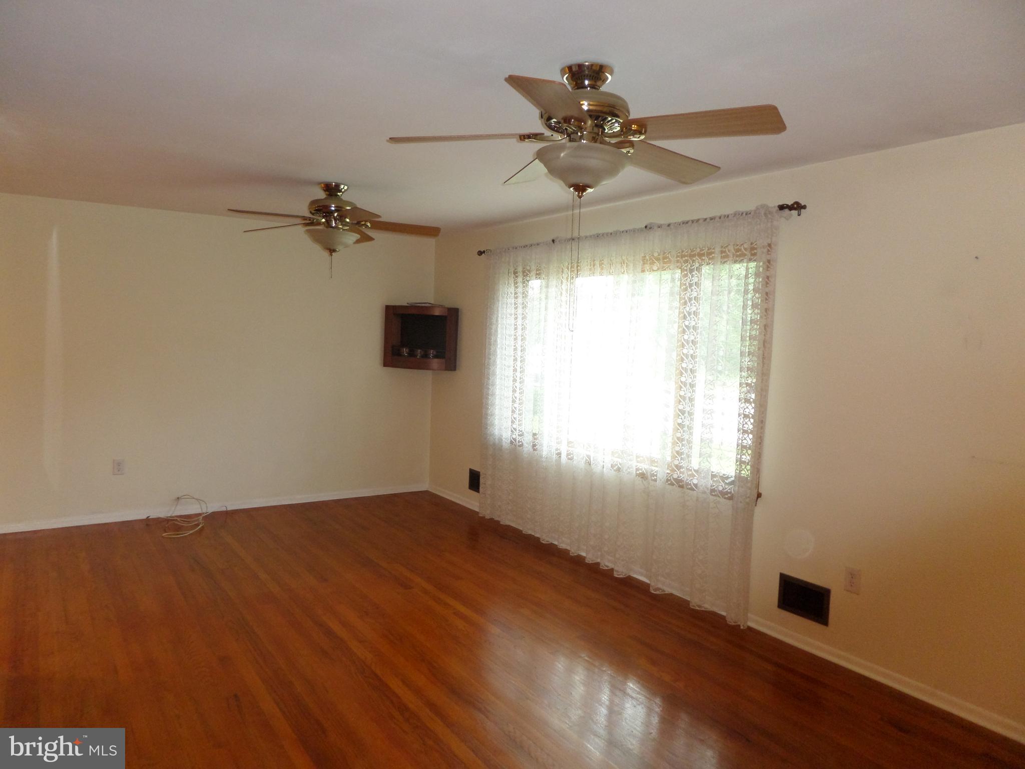 19 Hempstead Road Hamilton, NJ 08610 - Photo 7 of 42 Living Room