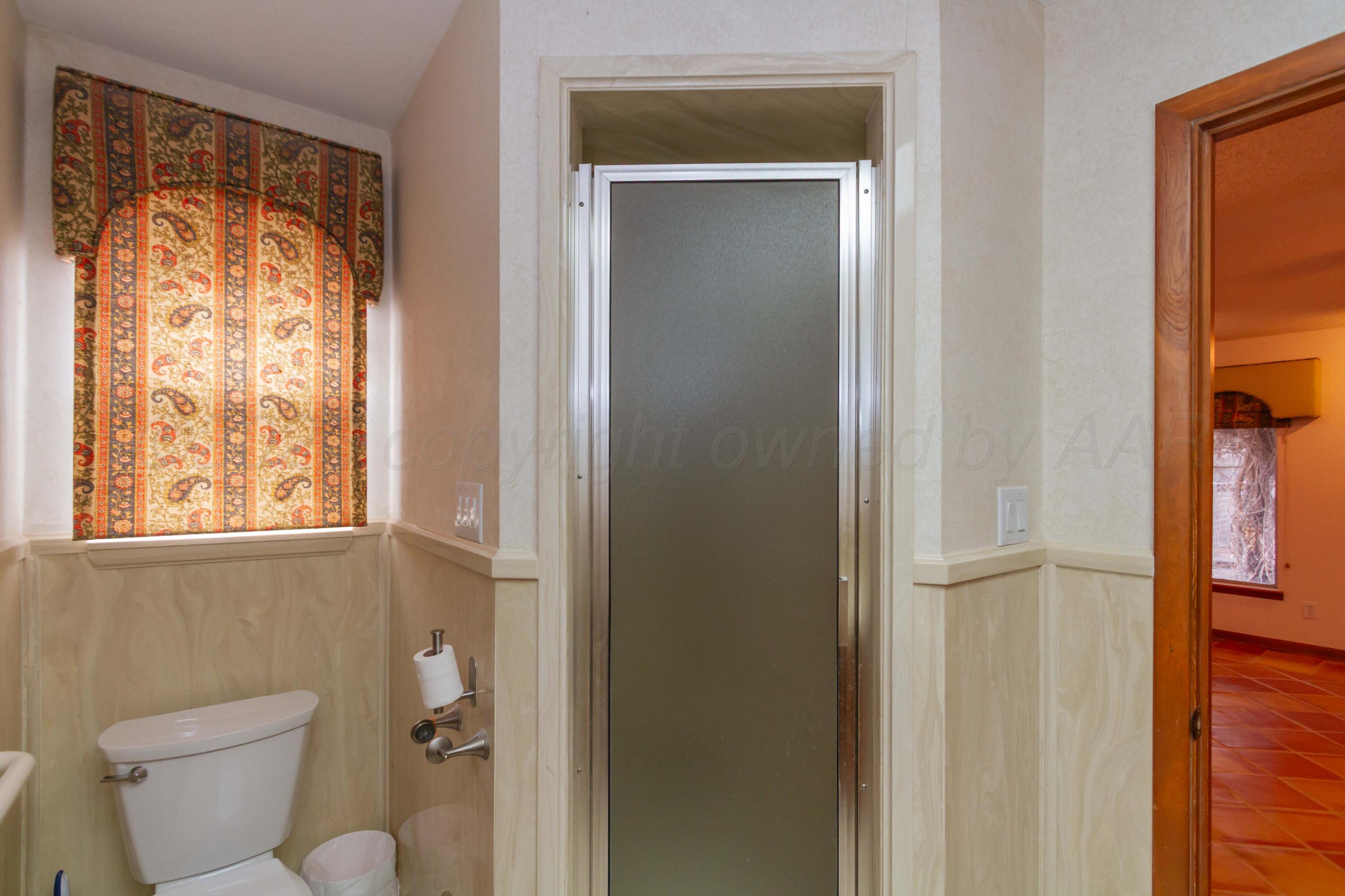 901 West 2nd Street Claude, TX 79019 - Photo 34 of 64 PRIMARY BATH #1 VIEW 3