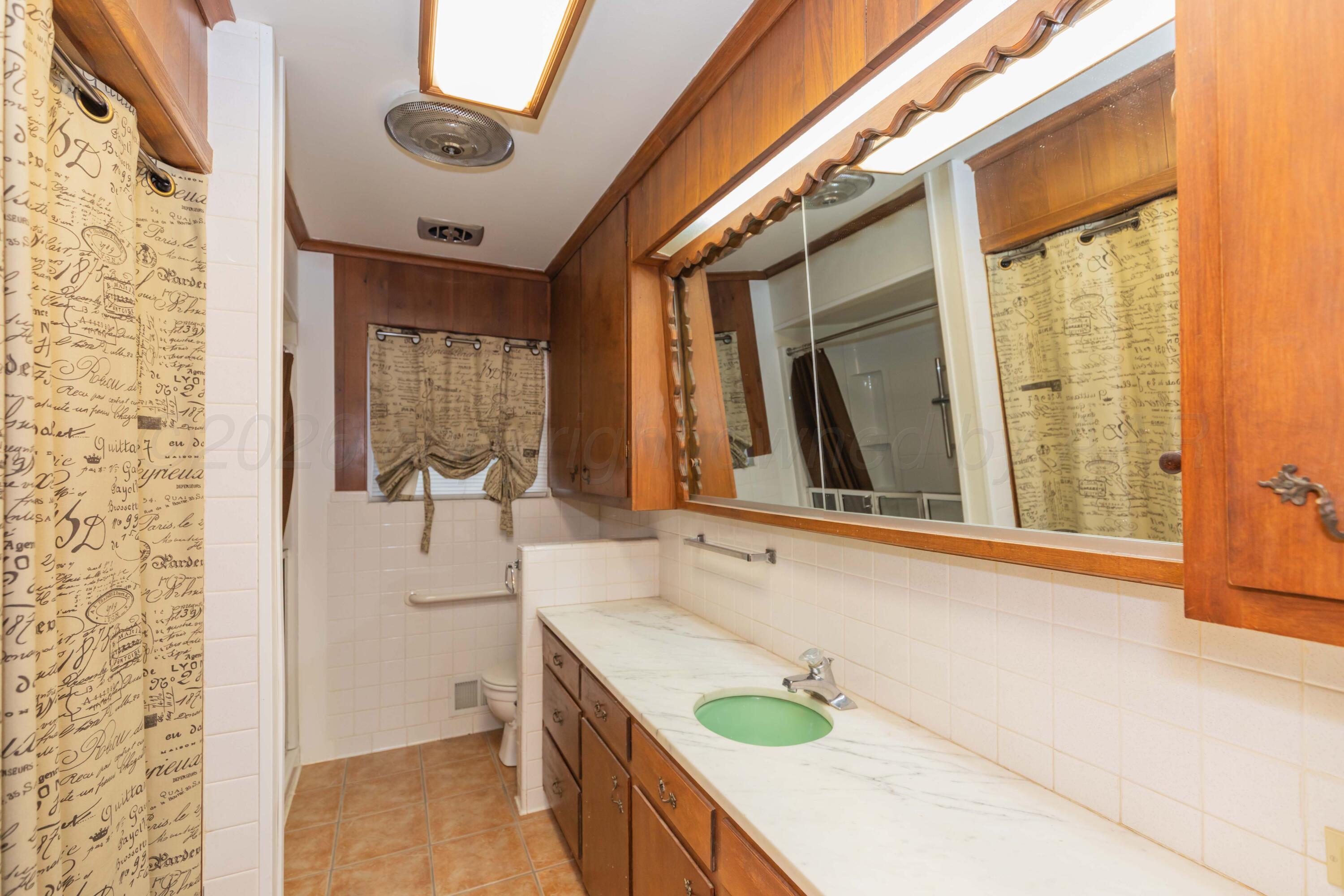 901 West 2nd Street Claude, TX 79019 - Photo 42 of 64 BATHROOM 2 VIEW 1