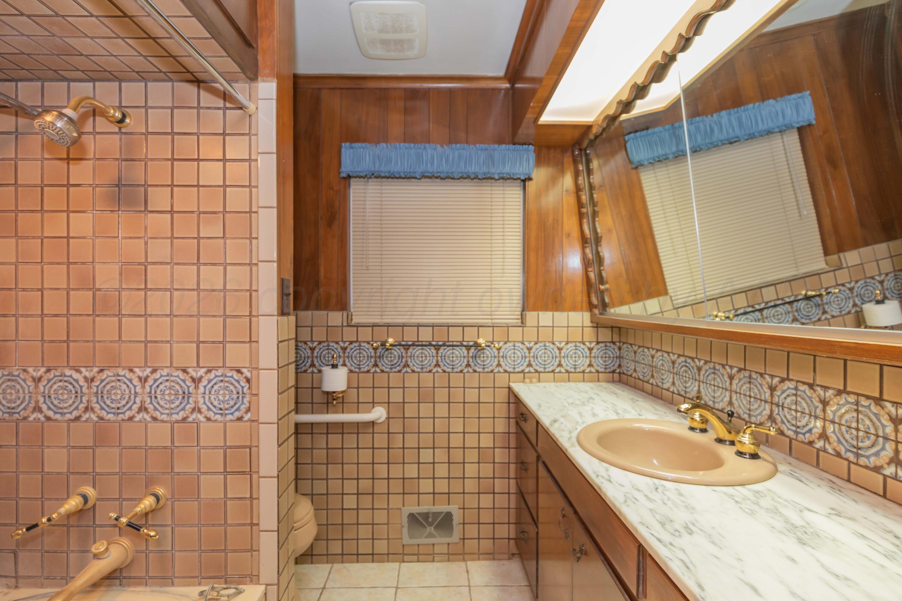 901 West 2nd Street Claude, TX 79019 - Photo 48 of 64 BATHROOM 3 VIEW 1