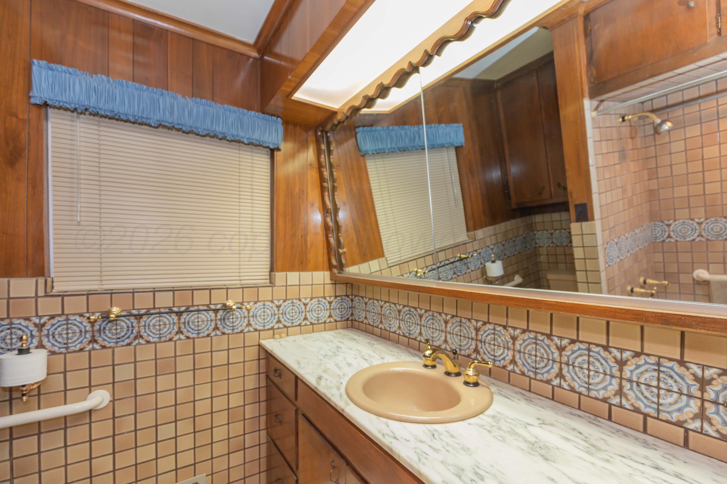 901 West 2nd Street Claude, TX 79019 - Photo 49 of 64 BATHROOM 3 VIEW 2