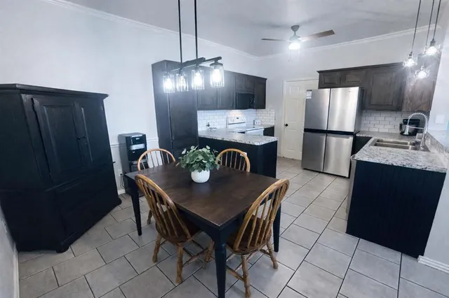 $1,700 | 505 South First Street, Unit A, Grandview, TX 76050