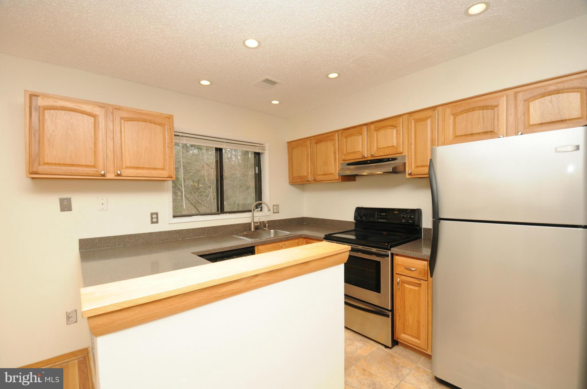 2206 Cartwright Place Reston, VA 20191 - Photo 8 of 28 Kitchen