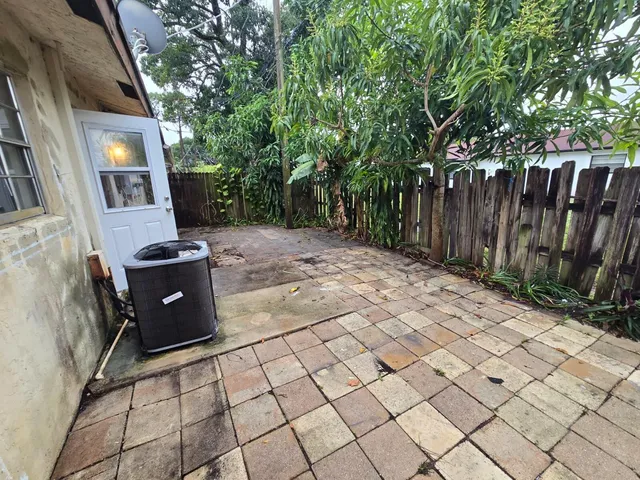 $1,950 | 3882 Dale Road, Palm Springs, FL 33406