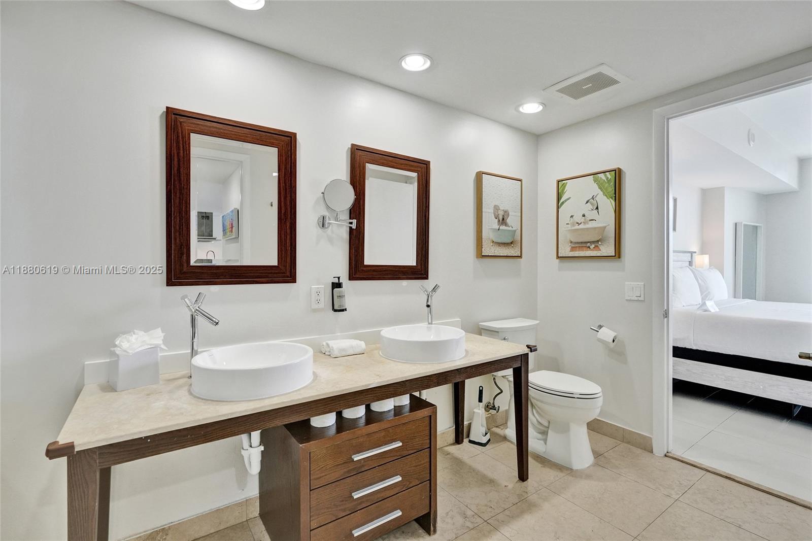 485 Brickell Avenue, Unit 4207 Miami, FL 33131 - Photo 18 of 41 a bathroom with 2 sink and a mirror