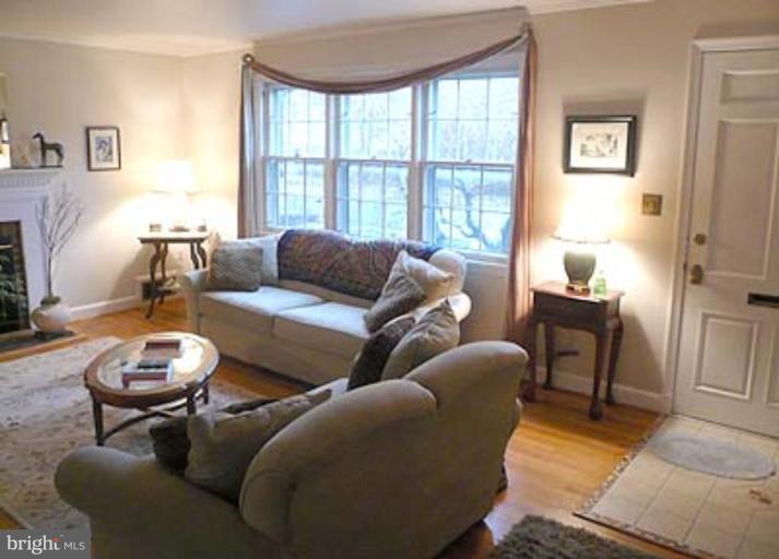 6813 Lynbrook Drive Springfield, VA 22150 - Photo 2 of 16 Living Room