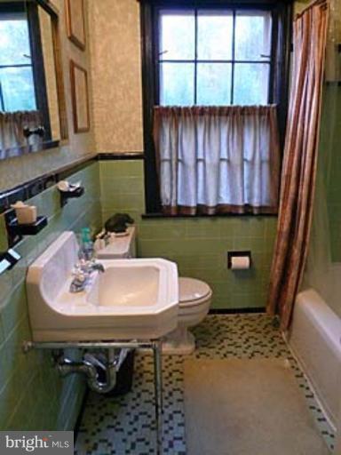 6813 Lynbrook Drive Springfield, VA 22150 - Photo 9 of 16 Bath #1