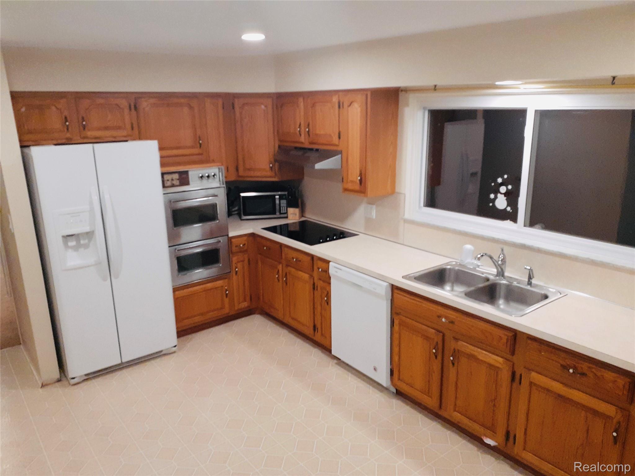 710 Huntington Road Grand Blanc, MI 48439 - Photo 10 of 28 DF1D7E61-8D77-4B7B-AC75-1814752ED16C_1_201_a.jpeg
