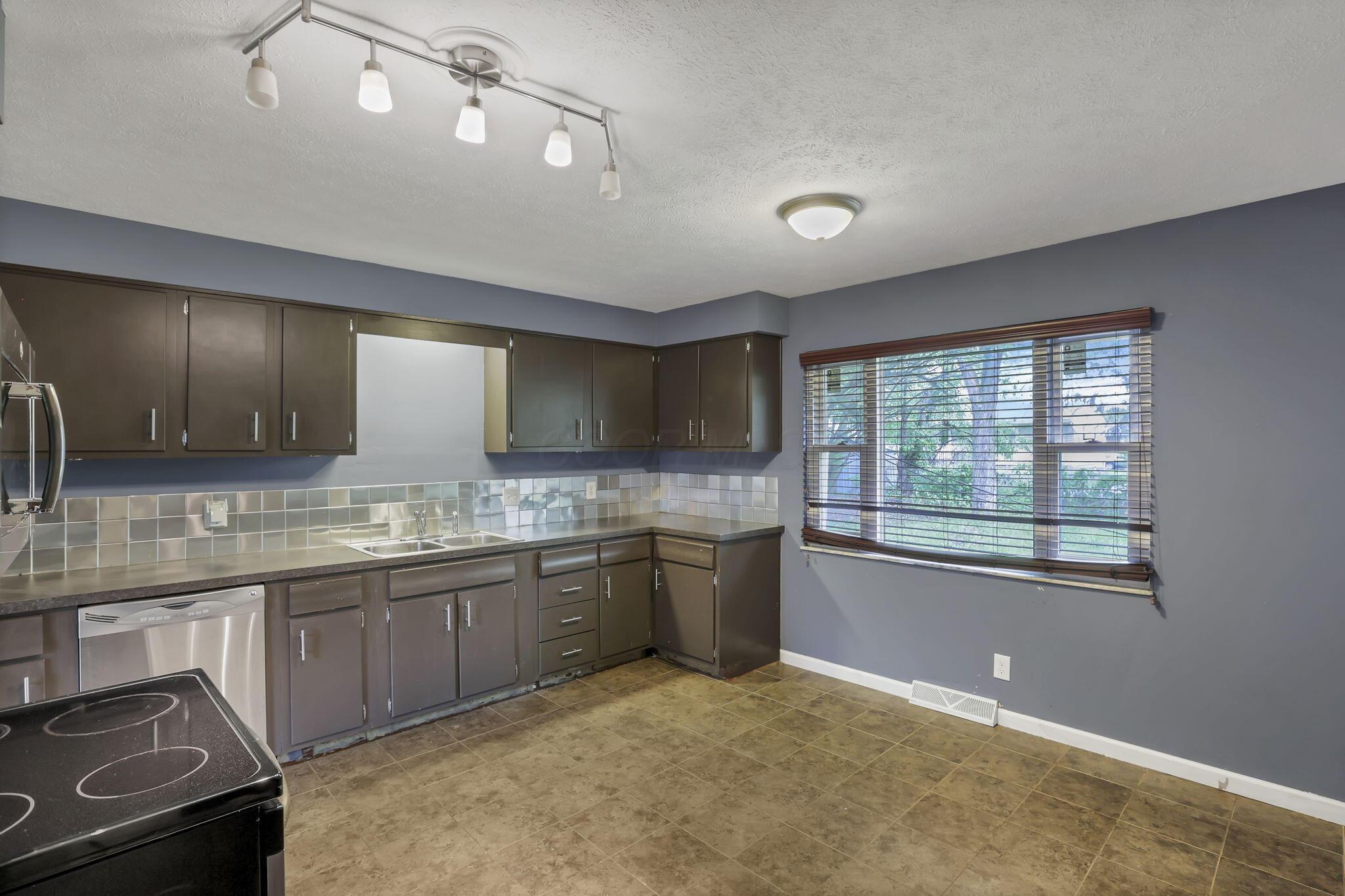 1923 Riverdale Road Columbus, OH 43232 - Photo 10 of 25 Kitchen