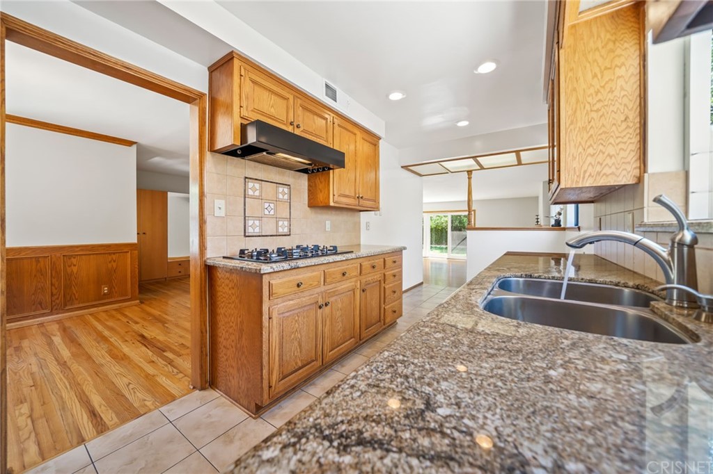 6660 Balcom Avenue Reseda, CA 91335 - Photo 11 of 27