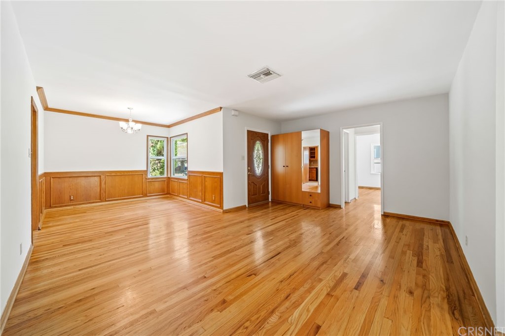 6660 Balcom Avenue Reseda, CA 91335 - Photo 4 of 27