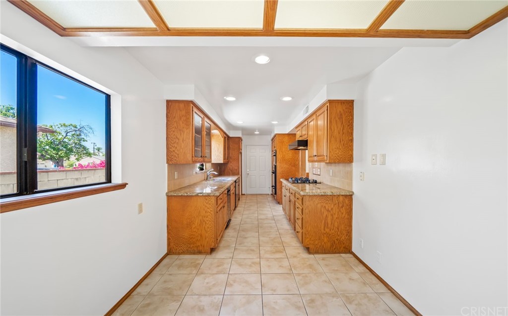 6660 Balcom Avenue Reseda, CA 91335 - Photo 8 of 27