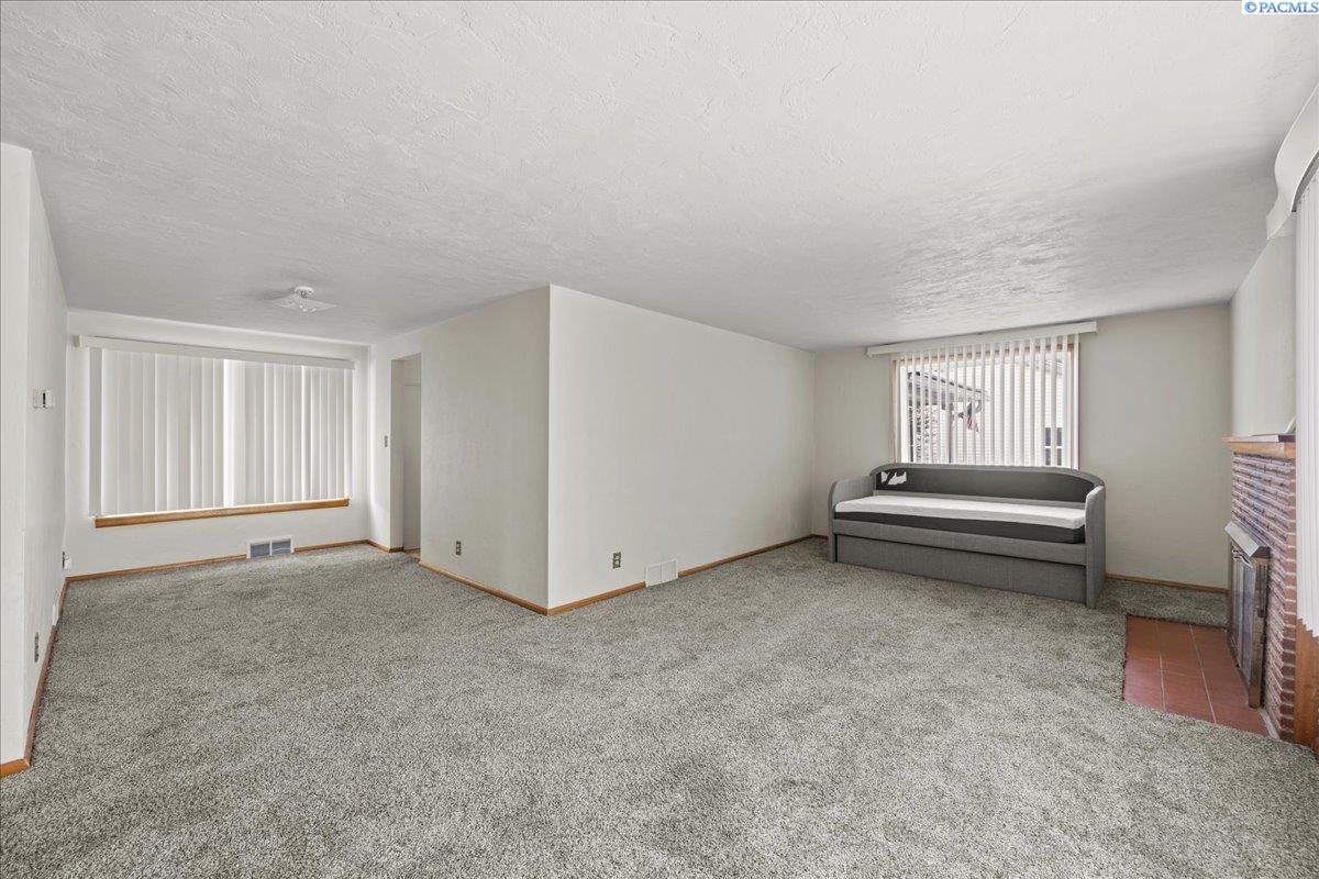 104 South Reed Street Kennewick, WA 99336 - Photo 4 of 25 Gallery Image 4