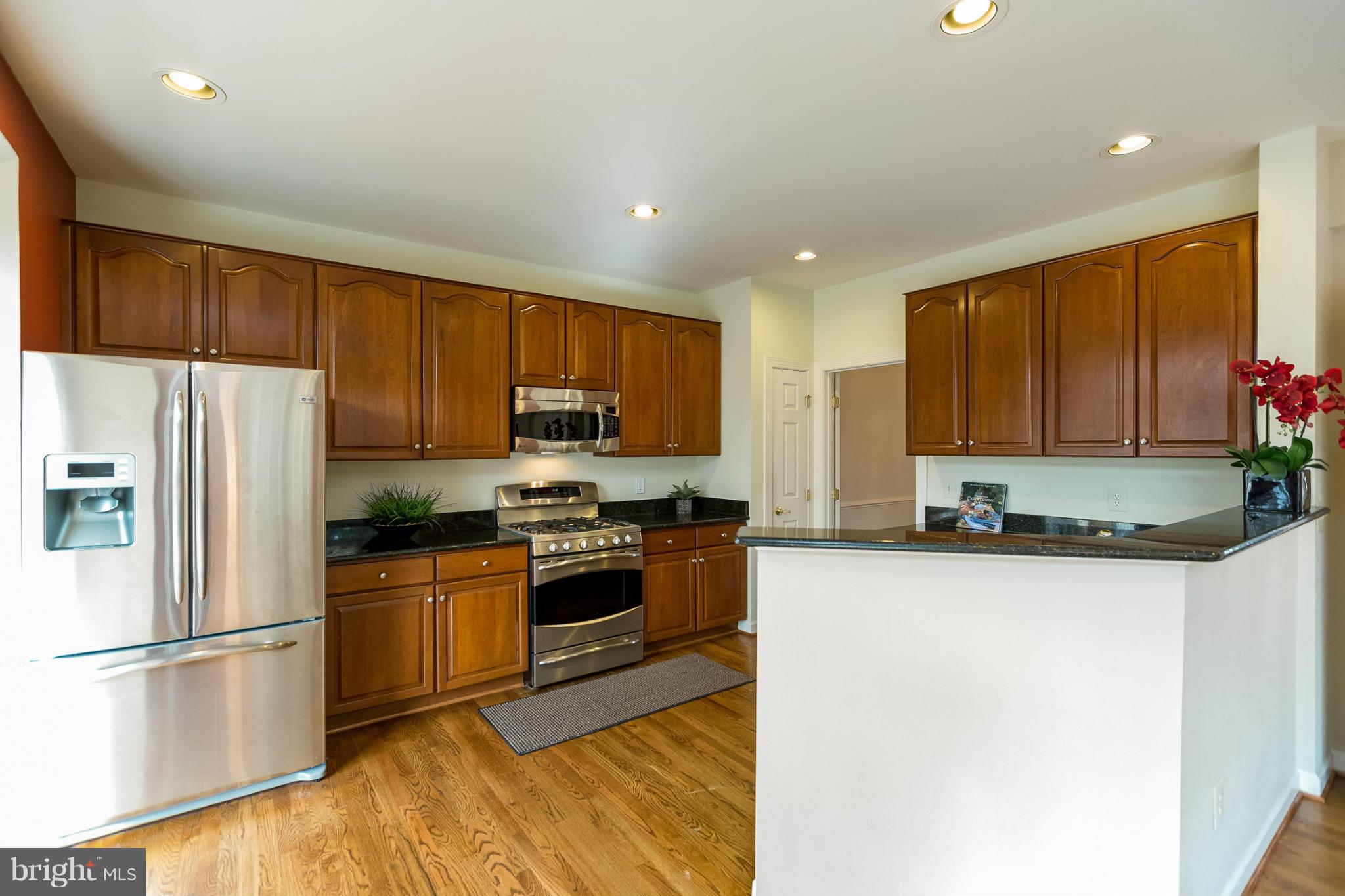 143 Roland Court Southwest Vienna, VA 22180 - Photo 8 of 29 Kitchen w/ granite & SS appliances