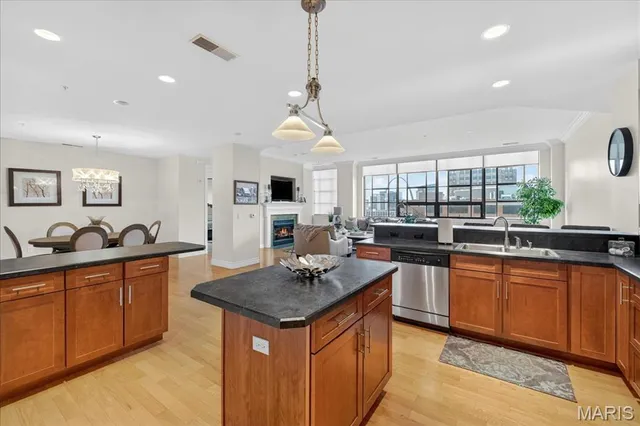 $300,000 | 400 South 14th Street, Unit 902, St. Louis, MO 63103