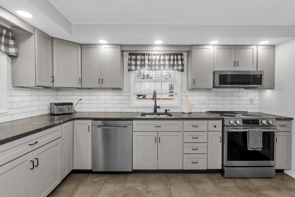 405 New Ludlow Road Chicopee, MA 01020 - Photo 11 of 41