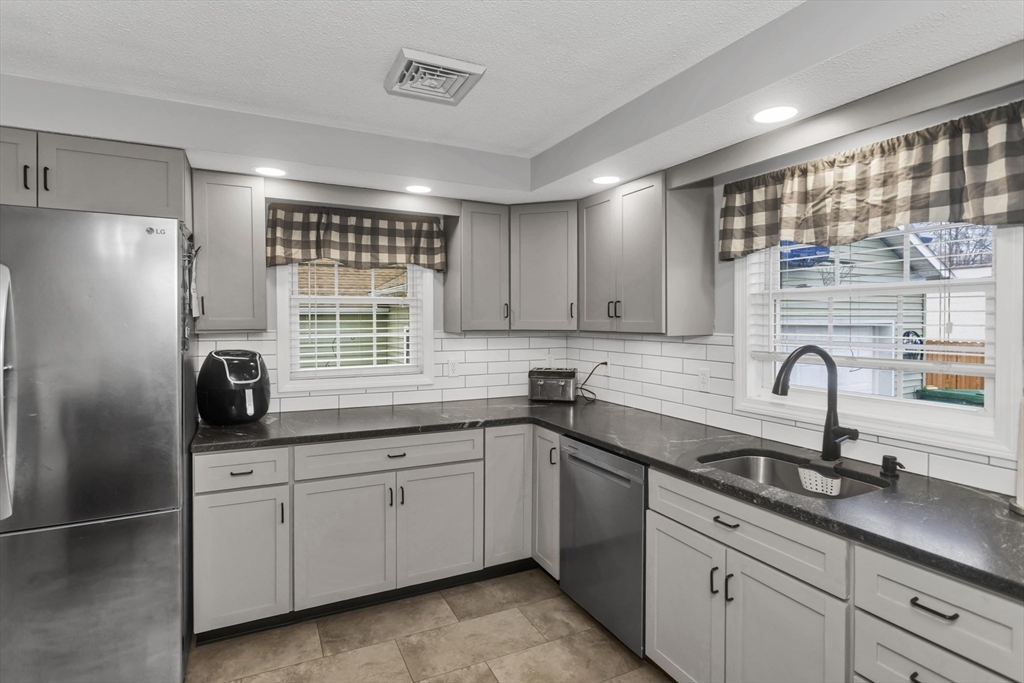 405 New Ludlow Road Chicopee, MA 01020 - Photo 14 of 41