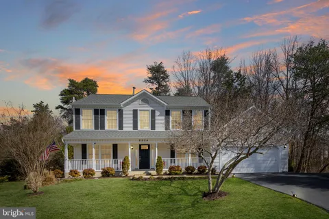 a view of a yard in front of the house