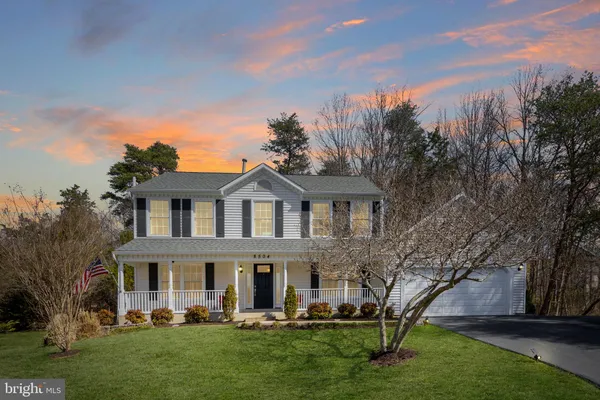 a view of a yard in front of the house