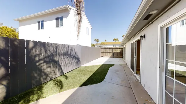 a view of a back yard