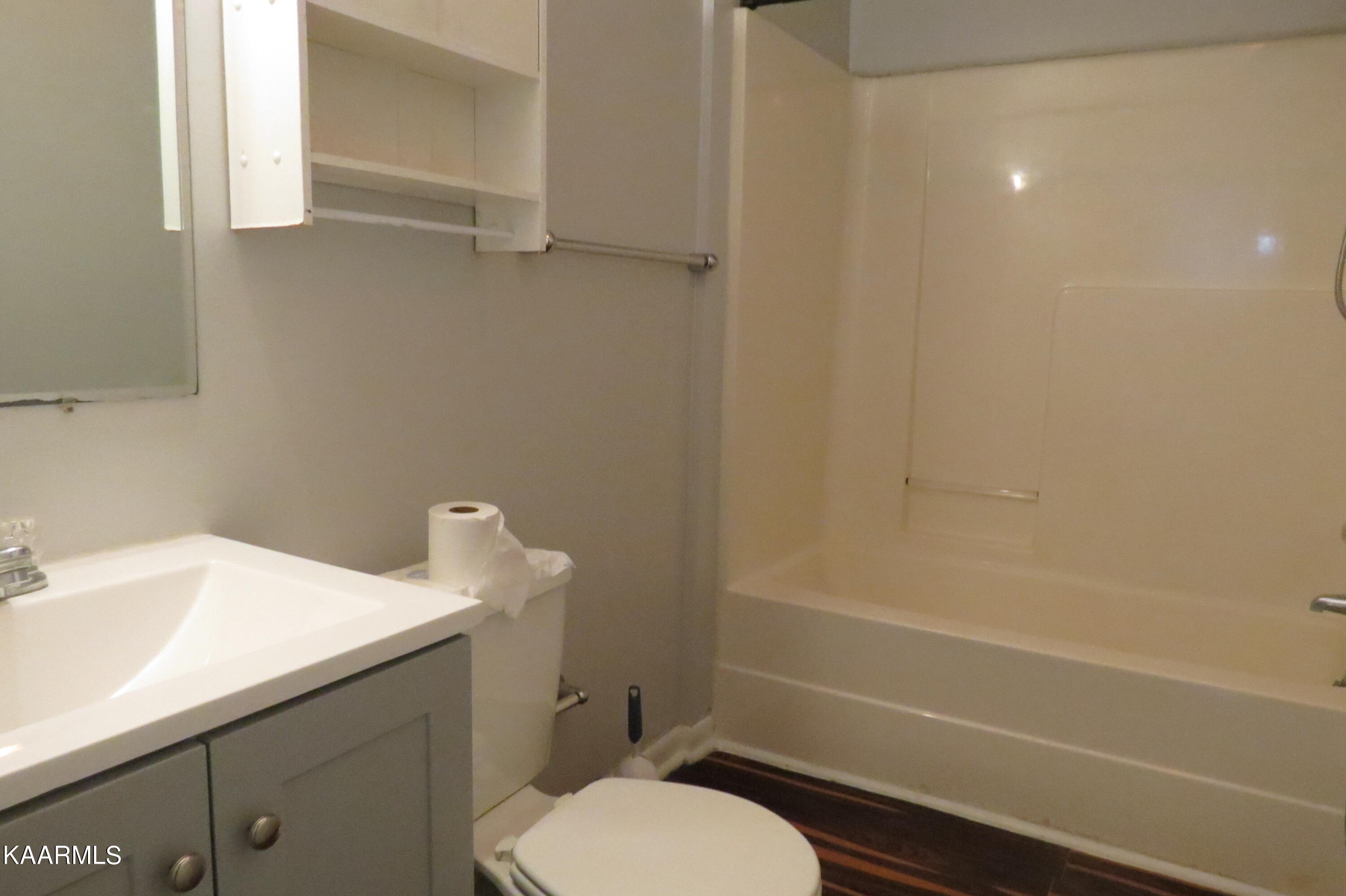 302 Vermont Avenue Oak Ridge, TN 37830 - Photo 16 of 20 Bath Room 2