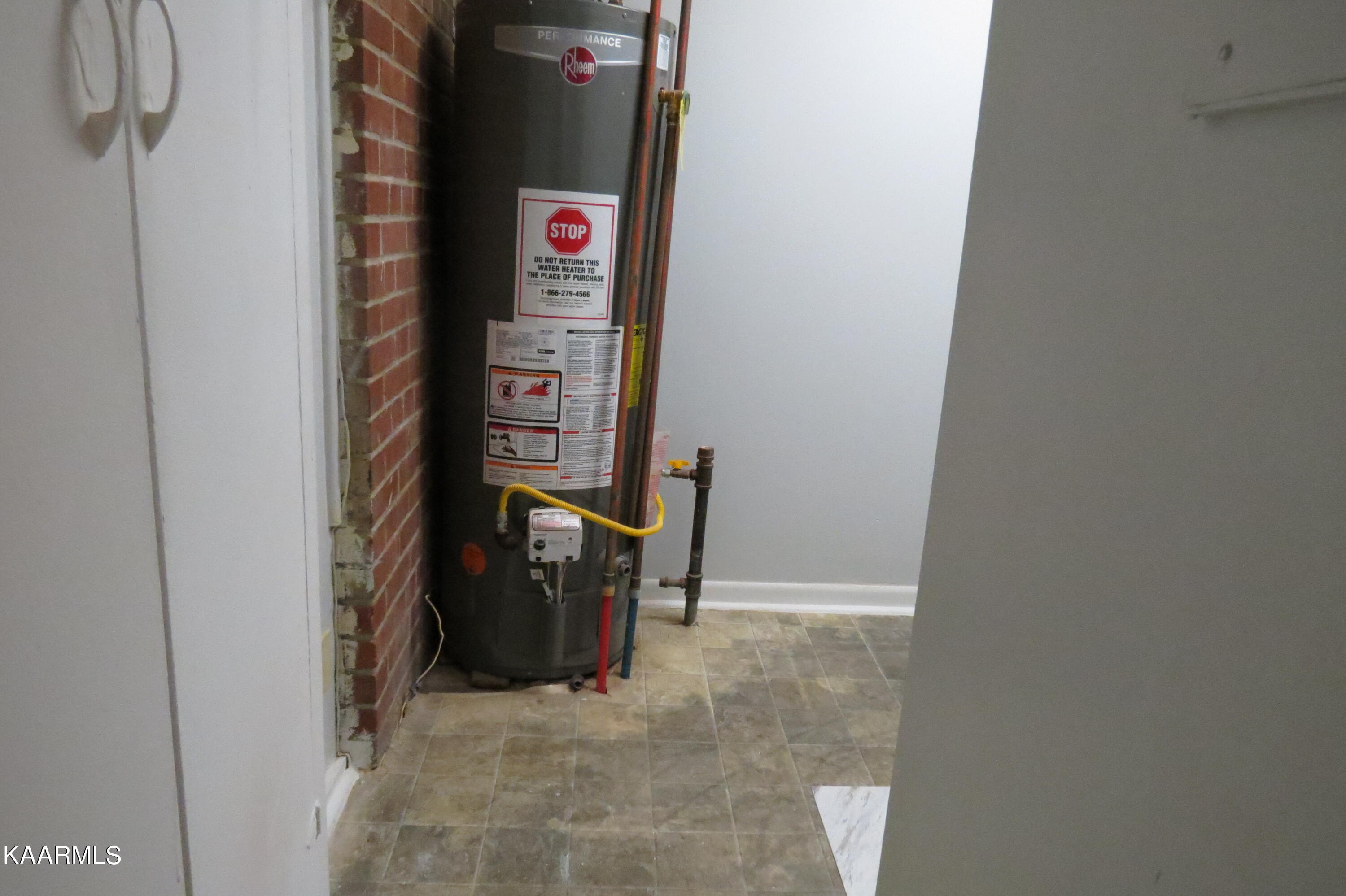 302 Vermont Avenue Oak Ridge, TN 37830 - Photo 17 of 20 Bed Room Area to Kitchen/LaundryMG_0052