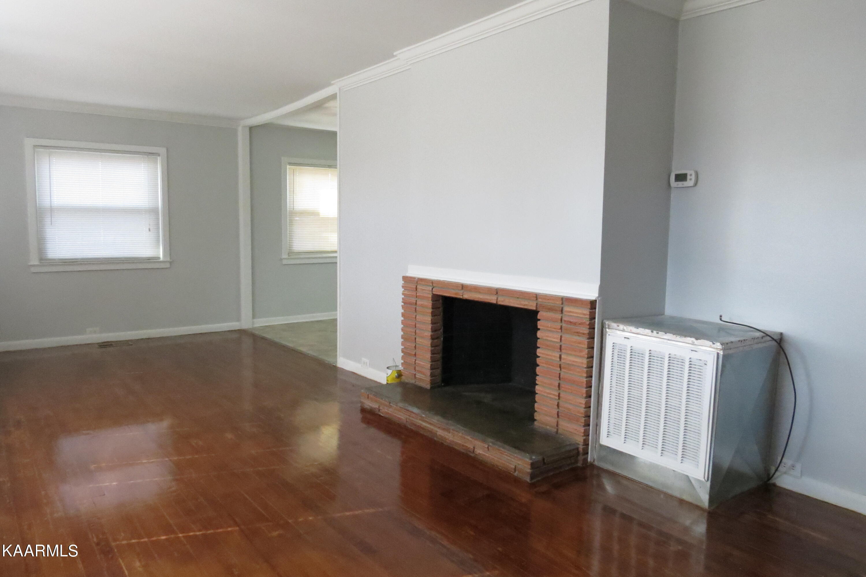 302 Vermont Avenue Oak Ridge, TN 37830 - Photo 3 of 20 Living Room