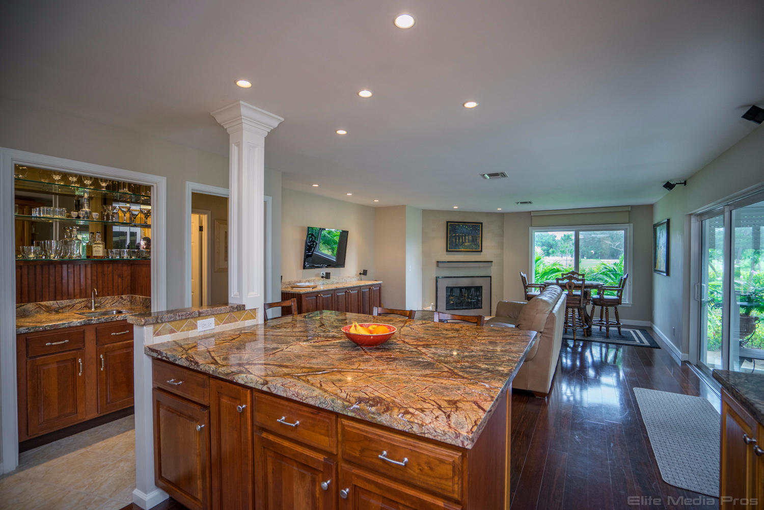 106 Golfview Drive Jupiter, FL 33469 - Photo 18 of 43 Kitchen to Family Room