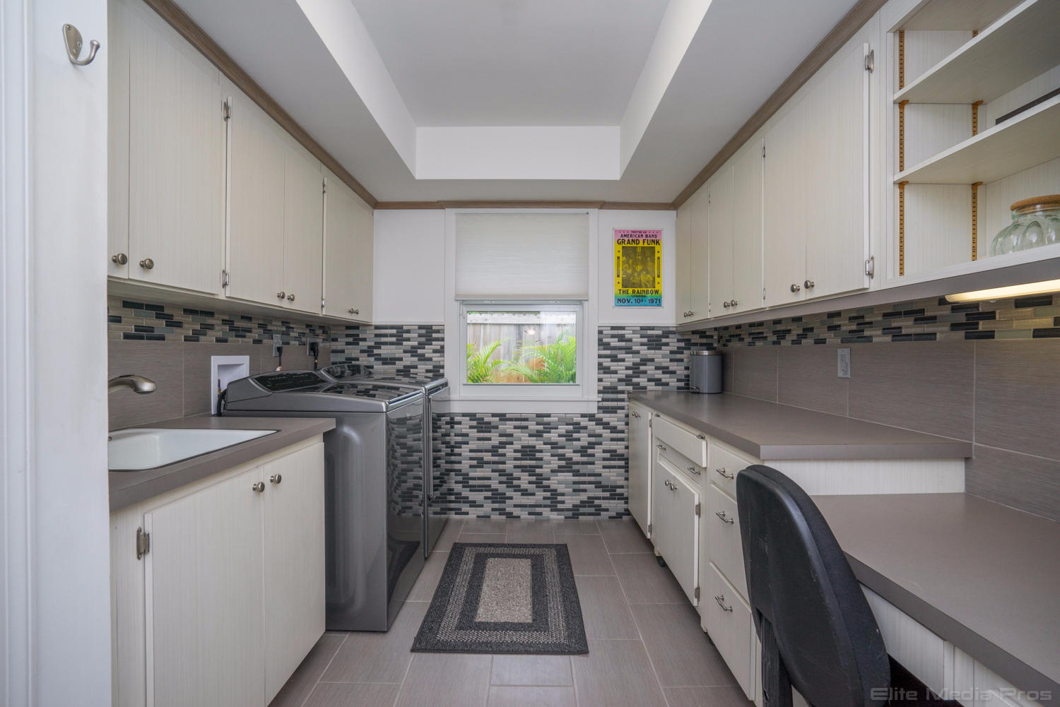 106 Golfview Drive Jupiter, FL 33469 - Photo 38 of 43 Laundry Room w Sink