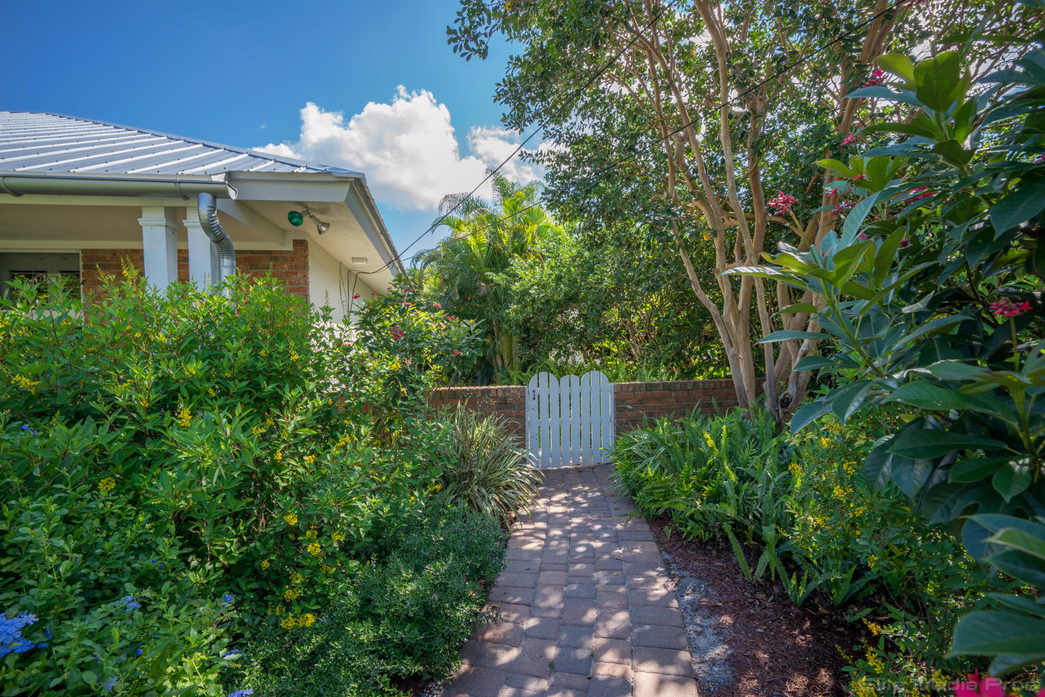106 Golfview Drive Jupiter, FL 33469 - Photo 5 of 43 Side Gate
