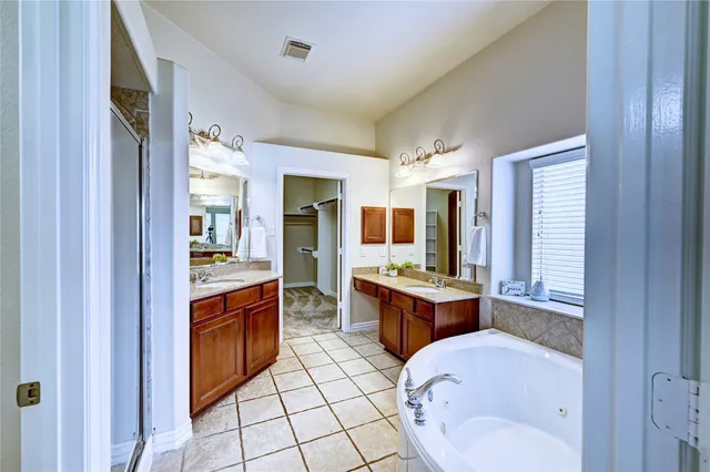 $584,512 | 30 North Scribewood Circle, The Woodlands, TX 77382