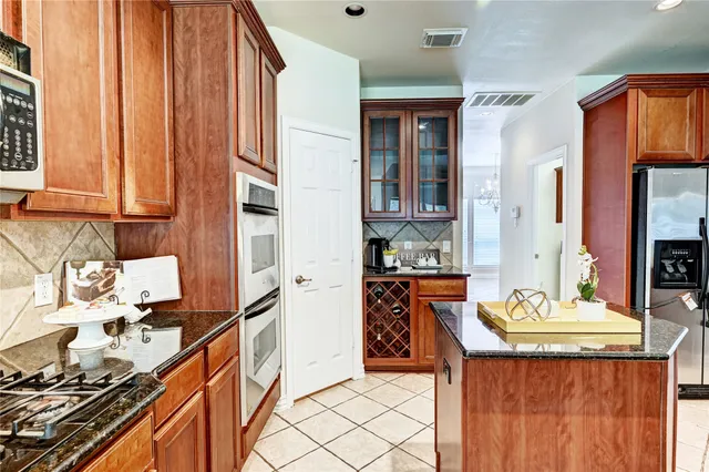 $584,512 | 30 North Scribewood Circle, The Woodlands, TX 77382