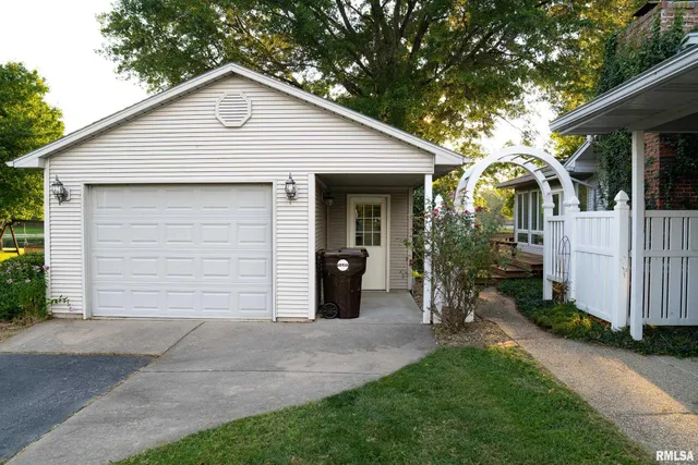 $343,000 | 2175 Southbrooke Road, Jacksonville, IL 62650