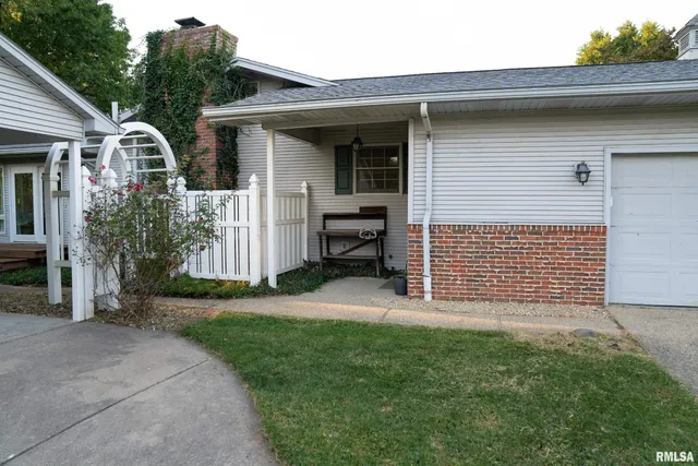 $343,000 | 2175 Southbrooke Road, Jacksonville, IL 62650