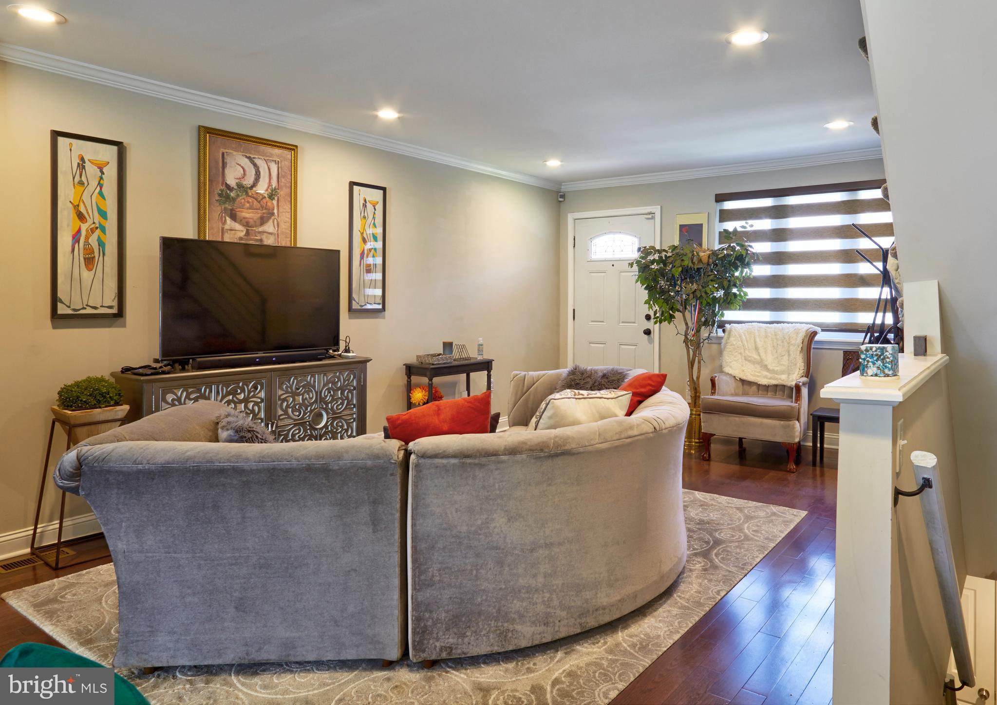 1613 Merribrook Road Philadelphia, PA 19151 - Photo 4 of 27 Living room