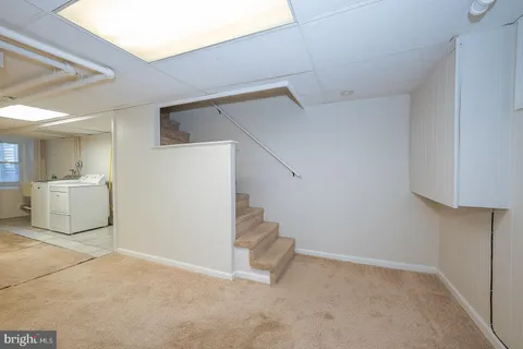 a view of a big room with closet and windows