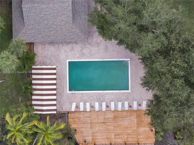 a sign that is sitting on a brick wall