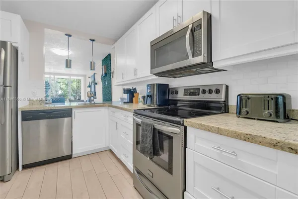 $2,100 | 9410 Poinciana Place, Unit 206, Davie, FL 33324