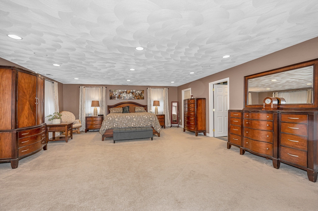 6 Montclair Circle Billerica, MA 01821 - Photo 14 of 42 a big room with closet