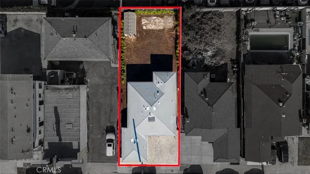 a view of an house with backyard