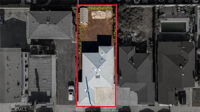 a view of an house with backyard