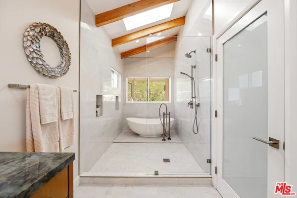 a very nice looking room with a mirror