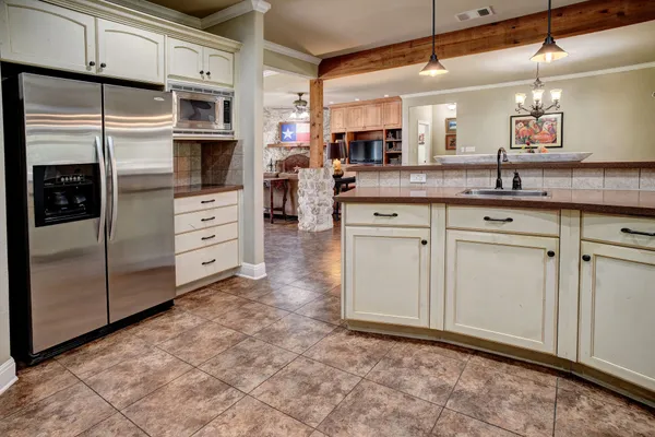 $1,299,900 | 418 Vyvjala Road, Smithville, TX 78957