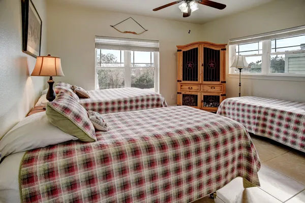 $1,299,900 | 418 Vyvjala Road, Smithville, TX 78957